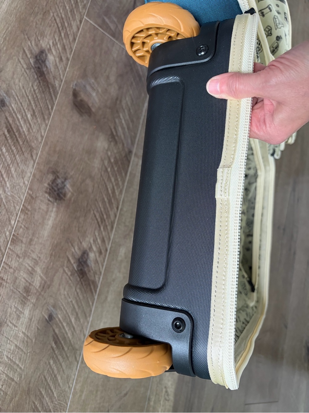 Walker Family Goods navy avi roller - Picture 3 of 4